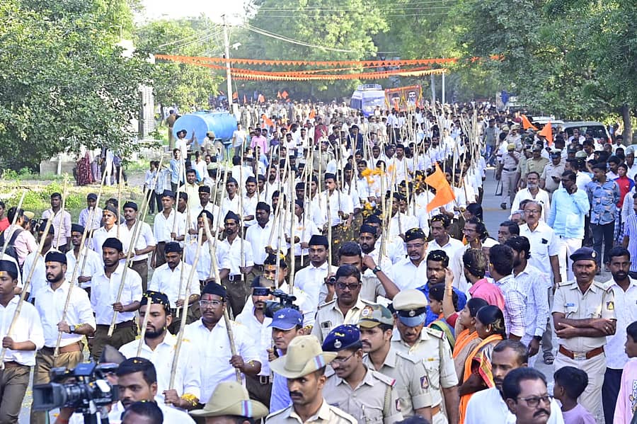 <div class="paragraphs"><p>ಕಲಬುರಗಿಯ ಚಿತ್ತಾಪುರ ಪಟ್ಟಣದಲ್ಲಿ ಭಾನುವಾರ ನಡೆದ ಆರ್ ಎಸ್ ಎಸ್ ಗಣವೇಷಧಾರಿಗಳ ಪಥ ಸಂಚಲನದ ನೋಟ</p></div>