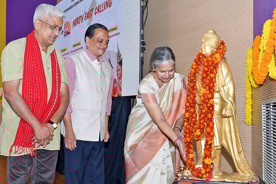 ಮೈಸೂರಿನ ಸಿಐಐಎಲ್ನಲ್ಲಿ ಭಾನುವಾರ ನಡೆದ ‘ಈಶಾನ್ಯ ರಾಜ್ಯಗಳು ಕರೆಯುತ್ತಿವೆ’ ಉಪನ್ಯಾಸ ಕಾರ್ಯಕ್ರಮದಲ್ಲಿ ನಿವೇದಿತಾ ಭಿಡೆ ಸ್ವಾಮಿ ವಿವೇಕಾನಂದರ ಪ್ರತಿಮೆಗೆ ಪುಷ್ಪನಮನ ಸಲ್ಲಿಸಿದರು. ಆರ್. ಬಾಲಸುಬ್ರಹ್ಮಣ್ಯಂ ಹಾಗೂ ಶೈಲೇಂದ್ರ ಮೋಹನ್ ಪಾಲ್ಗೊಂಡಿದ್ದರು