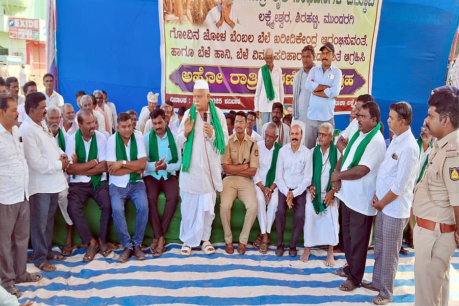 ವಿವಿಧ ಬೇಡಿಕೆ ಈಡೇರಿಕೆಗೆ ಆಗ್ರಹಿಸಿ ಲಕ್ಷ್ಮೇಶ್ವರದಲ್ಲಿ ವಿವಿಧ ರೈತ ಸಂಘಟನೆಗಳು ನಡೆಸುತ್ತಿರುವ ಅಹೋರಾತ್ರಿ ಧರಣಿ ಸಭೆಯಲ್ಲಿ ಮಾಜಿ ಶಾಸಕ ಜಿ.ಎಸ್. ಗಡ್ಡದೇವರಮಠ ಮಾತನಾಡಿದರು