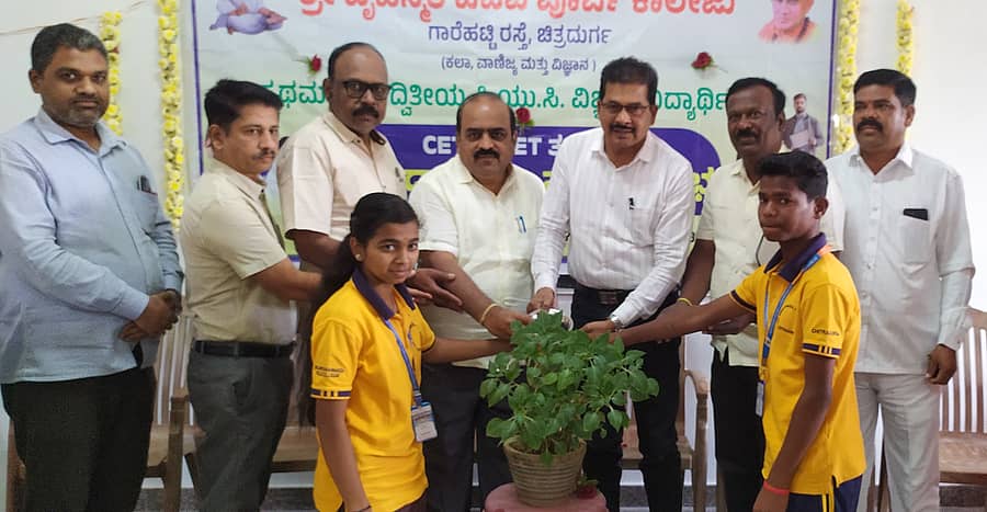 ಚಿತ್ರದುರ್ಗದ ಗಾರೆಹಟ್ಟಿಯ ಬೃಹನ್ಮಠ ಪದವಿ ಪೂರ್ವ ಕಾಲೇಜಿನಲ್ಲಿ ಭಾನುವಾರ ಹಮ್ಮಿಕೊಂಡಿದ್ದ ಸಿಇಟಿ ಹಾಗೂ ನೀಟ್‌ ಪರೀಕ್ಷಾ ತರಬೇತಿಯನ್ನು ಡಿಡಿಪಿಯು ಟಿ.ತಿಮ್ಮಯ್ಯ ಉದ್ಘಾಟಿಸಿದರು