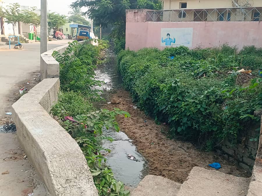 ಮಧುಗಿರಿ ವಾಲ್ಮೀಕಿ ಬಡಾವಣೆಯಲ್ಲಿ ತೆರೆದ ಚರಂಡಿ