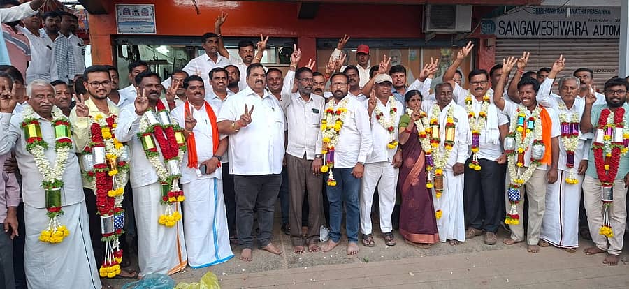 ಕಡೂರು ಪಿಕಾರ್ಡ್ ಬ್ಯಾಂಕ್ ಚುನಾವಣೆಯಲ್ಲಿ ಆಯ್ಕೆಯಾದ ನಿರ್ದೇಶಕರೊಂದಿಗೆ ಬೆಳ್ಳಿಪ್ರಕಾಶ್ ಮತ್ತು ಕಾರ್ಯಕರ್ತರು ಬಿಜೆಪಿ ಕಚೇರಿ ಮುಂದೆ ಭಾನುವಾರ ಸಂಭ್ರಮಾಚರಣೆ ನಡೆಸಿದರು