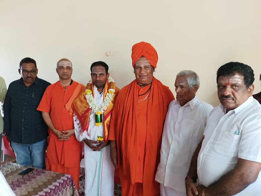 <div class="paragraphs"><p>ಸಂಕ್ಲಾಪುರ ಮಠದ ಕಿರಿಯ ಮಂಜುನಾಥ ಸ್ವಾಮೀಜಿ ಅವರನ್ನು ಹಾಸನದ ತಣ್ಣೀರುಹಳ್ಳ ಮಠದಲ್ಲಿ ಸನ್ಮಾನಿಸಲಾಯಿತು</p></div>