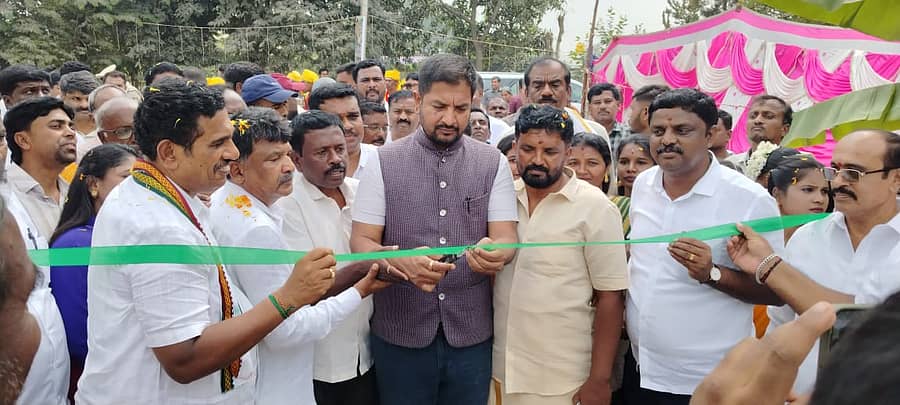 ಹೊಸಕೋಟೆ ತಾಲ್ಲೂಕಿನ ಅನುಗೊಂಡನಹಳ್ಳಿ ಹೋಬಳಿಯ ಮುತ್ಕೂರಿನಲ್ಲಿ ಅಂಬೇಡ್ಕರ್ ಕಾಲೊನಿಯ ಅಂಬೇಡ್ಕರ್ ಮಹಾದ್ವಾರ ಉದ್ಘಾಟಿಸಿದ ಶಾಸಕ ಶರತ್ ಬಚ್ಚೇಗೌಡ