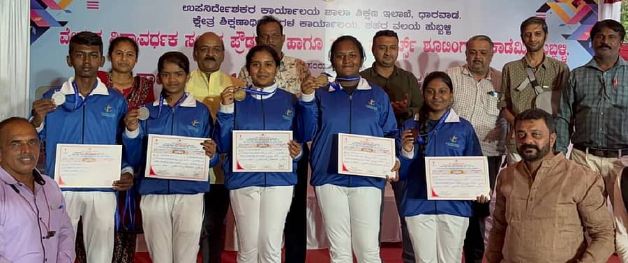 ಹುಬ್ಬಳ್ಳಿಯಲ್ಲಿ ಶಾಲಾ ಶಿಕ್ಷಣ ಇಲಾಖೆ ಆಶ್ರಯದಲ್ಲಿ ನಡೆದ ರಾಜ್ಯಮಟ್ಟದ ಶೂಟಿಂಗ್ ಸ್ಪರ್ಧೆಯಲ್ಲಿ ವಿವಿಧ ವಿಭಾಗಗಳಲ್ಲಿ ಪದಕ ಗೆದ್ದು ಕೋಲಾರದ ಸ್ಪರ್ಧಿಗಳು