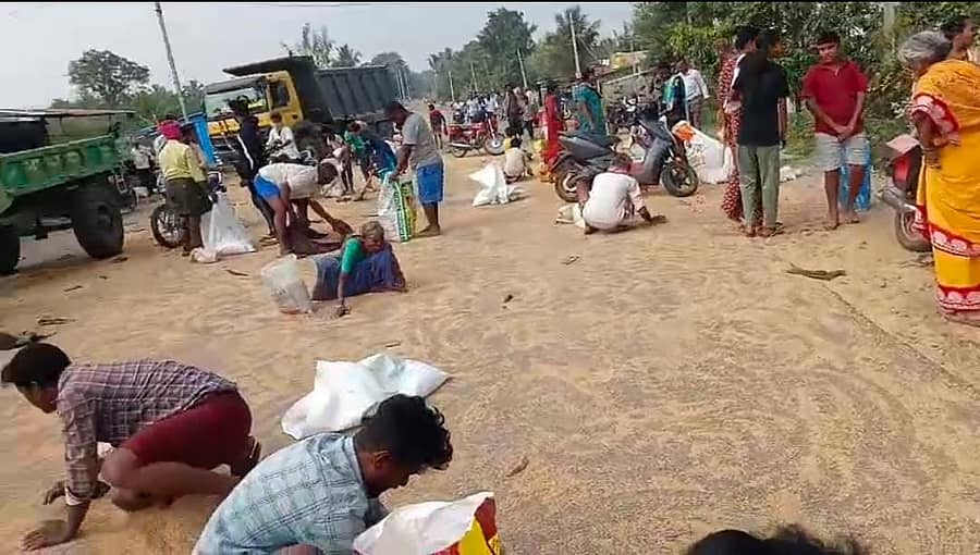 ಶಿರಾ ತಾಲ್ಲೂಕಿನ ಹುಯಿಲ್ ದೊರೆ ಬಳಿ ಭಾನುವಾರ ಲಾರಿ ಪಲ್ಟಿಯಾಗಿ ರಸ್ತೆಗೆ ಬಿದ್ದ ಗೋದಿಯನ್ನು ಆಯ್ದುಕೊಂಡ ಜನ