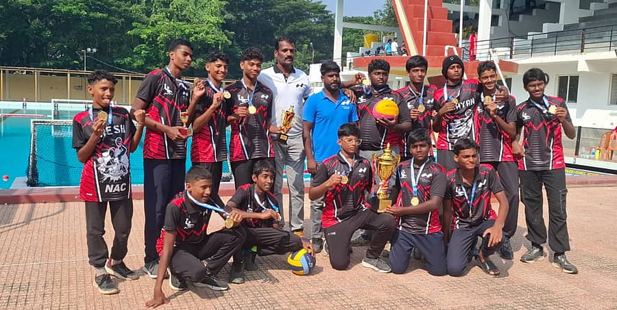 <div class="paragraphs"><p>ರಾಜ್ಯಮಟ್ಟದ ಜೂನಿಯರ್ ಅಕ್ವೆಟಿಕ್ ವಾಟರ್ಪೋಲೊ ಚಾಂಪಿಯನ್ಷಿಪ್ನ ಬಾಲಕರ ವಿಭಾಗದ ಪ್ರಶಸ್ತಿ ವಿಜೇತ ನೆಟ್ಟಕಲ್ಲಪ್ಪ ಈಜು ಕೇಂದ್ರ ತಂಡ. </p></div>