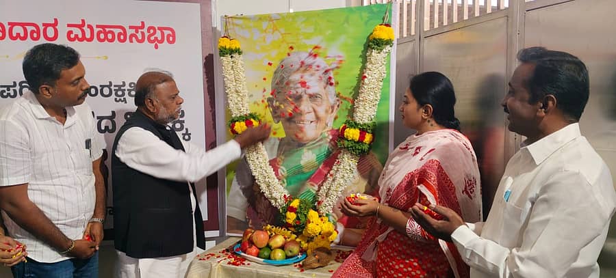 ಚಿತ್ರದುರ್ಗ ಸೀಬಾರದಲ್ಲಿ ಸಾಲುಮರದ ತಿಮ್ಮಕ್ಕ ನುಡಿನಮನ ಕಾರ್ಯಕ್ರಮದಲ್ಲಿ ಭಾವಚಿತ್ರಕ್ಕೆ ಮಾಜಿ ಸಚಿವ ಎಚ್. ಆಂಜನೇಯ ಪುಷ್ಪನಮನ ಸಲ್ಲಿಸಿದರು