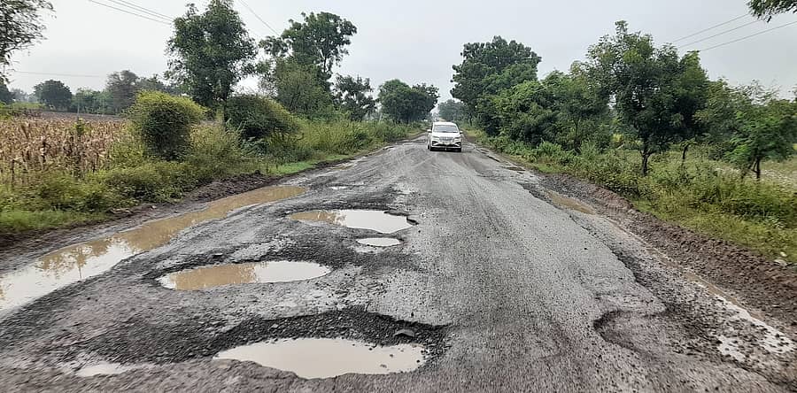 ದೇವರಹಿಪ್ಪರಗಿ ತಾಲ್ಲೂಕಿನ ಸಾತಿಹಾಳ ಗ್ರಾಮದಿಂದ ಹೂವಿನಹಿಪ್ಪರಗಿ ಗ್ರಾಮಕ್ಕೆ ಸಂಪರ್ಕ ಕಲ್ಪಿಸುವ ರಸ್ತೆ ಮಳೆಯಿಂದ ಸಂಪೂರ್ಣ ಹಾಳಾಗಿ ಸಾರ್ವಜನಿಕರ ಪ್ರಯಾಣಕ್ಕೆ ಬಾರದಂತಾಗಿರುವುದು.