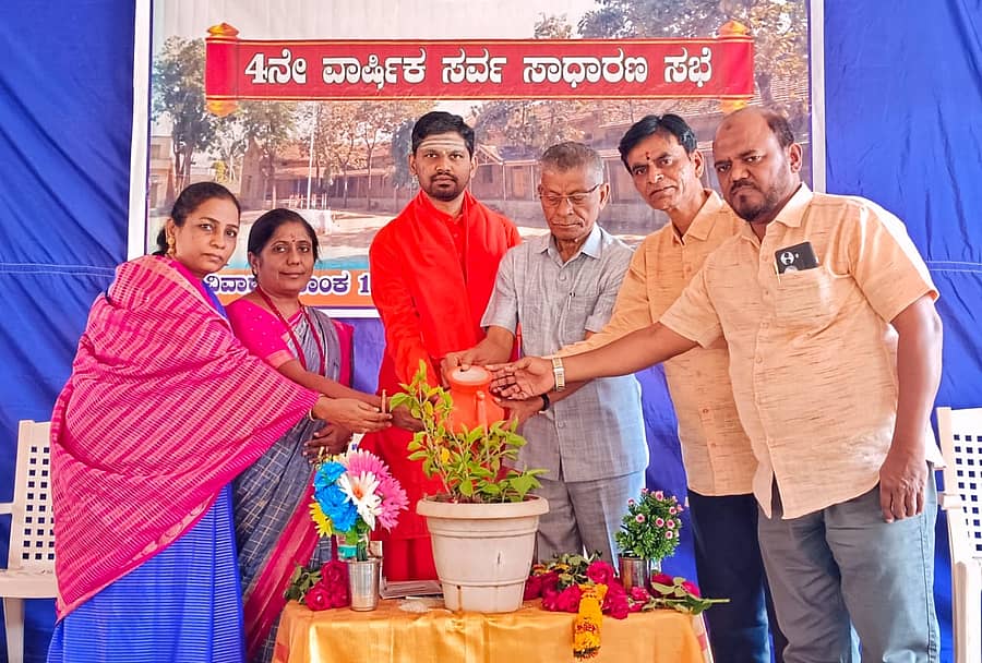ಬೀಳಗಿ ಸ್ನೇಹಿತರ ಅಭಿವೃದ್ಧಿ ಸಂಘದ ವಾರ್ಷಿಕ ಸಭೆಯನ್ನು ನಿವೃತ್ತ ಪ್ರಾಚಾರ್ಯ ಎಚ್.ಭಿ. ಧರ್ಮಣ್ಣವರ ಹಾಗೂ ಕಲ್ಮಠದ ಗುರುಪಾದ ಶಿವಾಚಾರ್ಯ ಸ್ವಾಮೀಜಿ ಉದ್ಘಾಟಿಸಿದರು