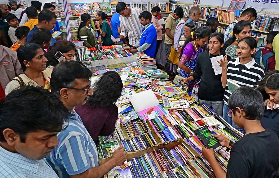 ವೀರಲೋಕ ಪ್ರಕಾಶನ ಜಯನಗರದ ಶಾಲಿನಿ ಮೈದಾನದಲ್ಲಿ ಆಯೋಜಿಸಿದ್ದ ‘ವೀರಲೋಕ ಪುಸ್ತಕ ಸಂತೆ’ಯ ಮೂರನೇ ದಿನವಾದ ಭಾನುವಾರ ಹೆಚ್ಚು ಜನರು ಪುಸ್ತಕ ಖರೀದಿಸಿದರು
-ಪ್ರಜಾವಾಣಿ ಚಿತ್ರ