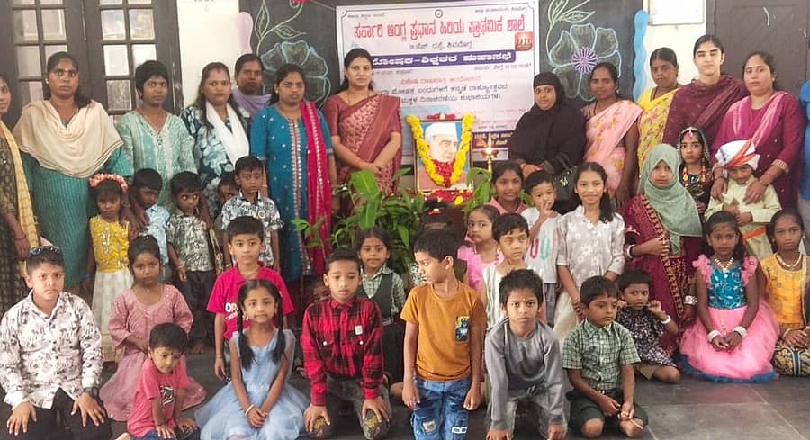 ಶಿವಮೊಗ್ಗದ ಬಿ.ಎಚ್. ರಸ್ತೆಯ ಸರ್ಕಾರಿ ಆಂಗ್ಲ ಪ್ರಧಾನ ಹಿರಿಯ ಪ್ರಾಥಮಿಕ ಶಾಲೆಯಲ್ಲಿ (ಮೈನ್ ಮಿಡ್ಲಿ ಸ್ಕೂಲ್) ನಡೆದ ಮಕ್ಕಳ ದಿನಾಚರಣೆ ಹಾಗೂ ಪೋಷಕ-ಶಿಕ್ಷಕರ ಮಹಾಸಭೆಯ ನೋಟ