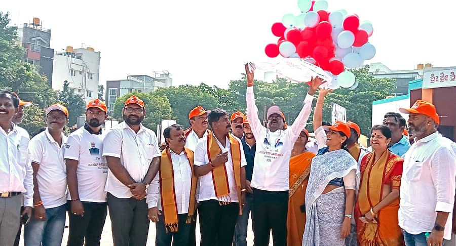 ಬಾಗಲಗುಂಟೆಯ ಎಂಇಐ ಆಟದ ಮೈದಾನದಲ್ಲಿ ಆಯೋಜಿಸಲಾದ 'ಸಂಸದ್ ಕ್ರೀಡಾ ಮಹೋತ್ಸವ'ಕ್ಕೆ ಕೇಂದ್ರ ಸಚಿವೆ ಶೋಭಾ ಕರಂದ್ಲಾಜೆ ಮತ್ತು ಶಾಸಕ ಎಸ್. ಮುನಿರಾಜು ಚಾಲನೆ ನೀಡಿದರು.