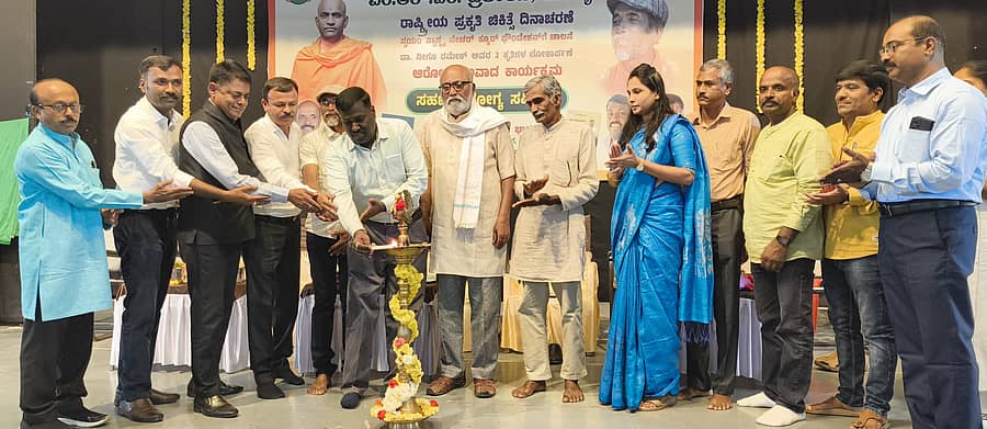 ಮಂಡ್ಯ ನಗರದ ಸ್ವಾಮಿ ವಿವೇಕಾನಂದ ರಂಗಮಂದಿರದಲ್ಲಿ ನಡೆದ ಆರೋಗ್ಯ ಸಂವಾದ ಕಾರ್ಯಕ್ರಮವನ್ನು ದಾವಣಗೆರೆ ನ್ಯಾಚುರೋಪತಿ ತಜ್ಞ ವೈದ್ಯ ಬಿ.ಆರ್.ಗಂಗಾಧರ ವರ್ಮ ಉದ್ಘಾಟಿಸಿದರು