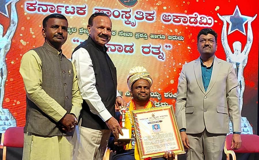 ಕುಷ್ಟಗಿಯ ಪಶುವೈದ್ಯ ಡಾ.ಸಿದ್ಧಲಿಂಗ ಶೆಂಕೀನ ಅವರಿಗೆ ಈಚೆಗೆ ಕರುನಾಡ ರತ್ನ ಪ್ರಶಸ್ತಿ'ಯನ್ನು ಡಿ.ವಿ.ಸದಾನಂದಗೌಡ ಪ್ರದಾನ ಮಾಡಿದರು