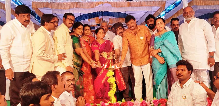 ಕುಡತಿನಿಯಲ್ಲಿ ಕಮ್ಮ ಸಂಘದ ವತಿಯಿಂದ ಭಾನುವಾರ ಹಮ್ಮಿಕೊಂಡಿದ್ದ ಕಾರ್ಯಕ್ರಮವನ್ನು ಗಣ್ಯರು ಉದ್ಘಾಟಿಸಿದರು