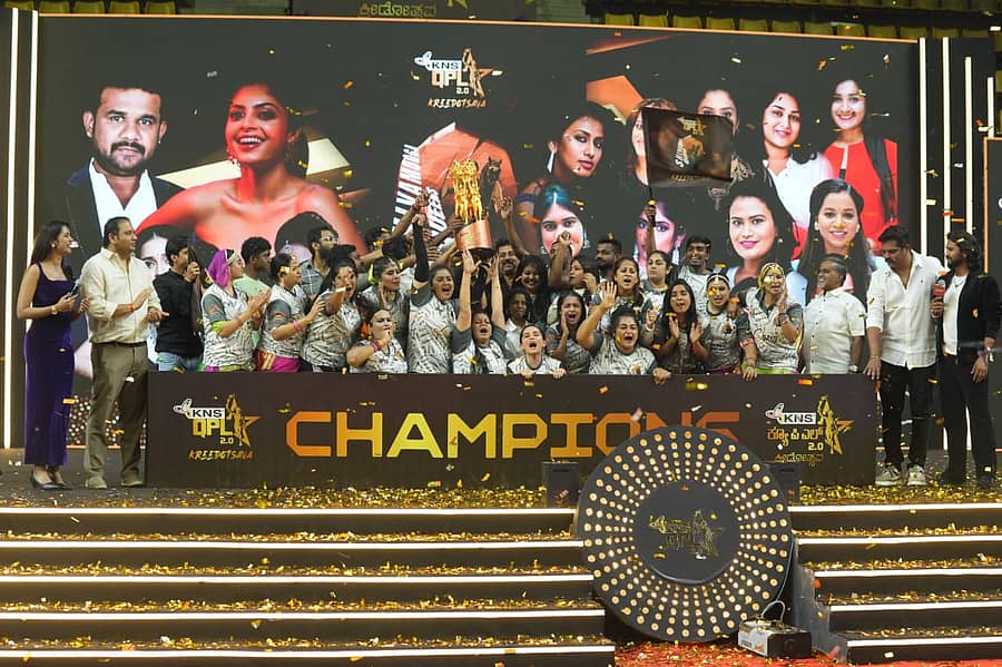 <div class="paragraphs"><p>ಕ್ವೀನ್ಸ್ ಪ್ರೀಮಿಯರ್ ಲೀಗ್ನ ಎರಡನೇ ಆವೃತ್ತಿಯ ಸಮಗ್ರ ಪ್ರಶಸ್ತಿಯ ಗೆದ್ದ ಶಿವಮೊಗ್ಗ ಕ್ವೀನ್ಸ್ ತಂಡ ಟ್ರೋಫಿಯೊಂದಿಗೆ ಸಂಭ್ರಮಿಸಿತು</p></div>