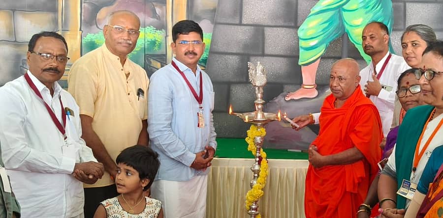 ಚಿತ್ರದುರ್ಗದಲ್ಲಿ ನಡೆಯುತ್ತಿರುವ ಸ್ವದೇಶಿ ಮೇಳದಲ್ಲಿ ಭಾನುವಾರ ಹಮ್ಮಿಕೊಂಡಿದ್ದ ಕುಟುಂಬ ಪ್ರಬೋದನ್‌ ಕಾರ್ಯಕ್ರಮವನ್ನು ಕಬೀರಾನಂದಾಶ್ರಮದ ಶಿವಲಿಂಗಾನಂದ ಸ್ವಾಮೀಜಿ ಉದ್ಘಾಟಿಸಿದರು