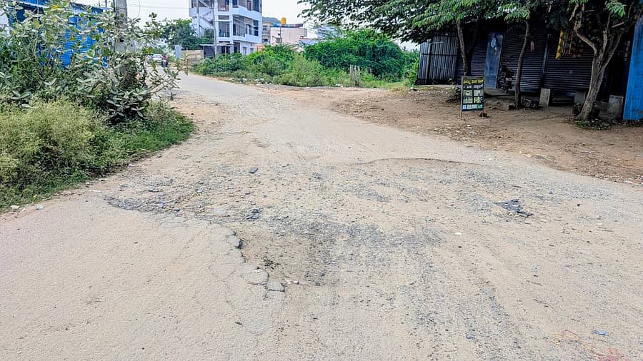 ಚಾಮರಾಜನಗರದ ಸೇವಾಭಾರತಿ ಶಾಲೆಯ ರಸ್ತೆಯ ದುಸ್ಥಿತಿ