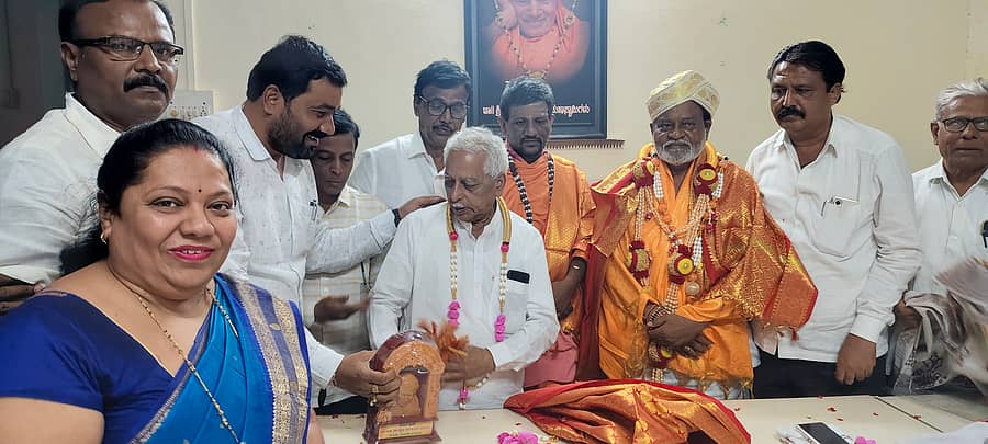 <div class="paragraphs"><p>ಸುರಪುರದಲ್ಲಿ ಕೆವೈಡಿಸಿಸಿ ಬ್ಯಾಂಕ್ ನೂತನ ನಿರ್ದೇಶಕ ಸುರೇಶ ಸಜ್ಜನ್ ಅವರಿಗೆ ಸನ್ಮಾನಿಸಲಾಯಿತು</p></div>