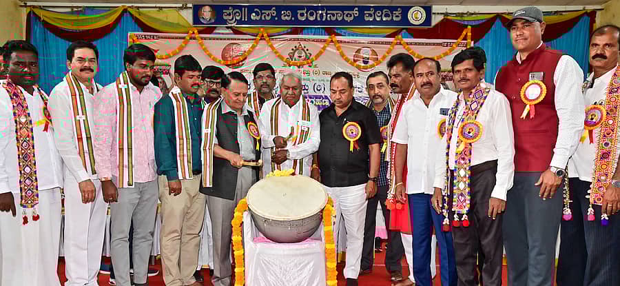 ದಾವಣಗೆರೆಯ ಕುವೆಂಪು ಕನ್ನಡ ಭವನದಲ್ಲಿ ಆಯೋಜಿಸಿದ್ದ ಕರ್ನಾಟಕ ಬಂಜಾರ ಸಾಹಿತ್ಯ ಪರಿಷತ್ತಿನ ಜಿಲ್ಲಾ ಘಟಕದ ಉದ್ಘಾಟನೆ ಹಾಗೂ ಪದಗ್ರಹಣ ಸಮಾರಂಭವನ್ನು ಗಣ್ಯರು ನಗಾರಿ ಬಾರಿಸುವ ಮೂಲಕ ಉದ್ಘಾಟಿಸಿದರು