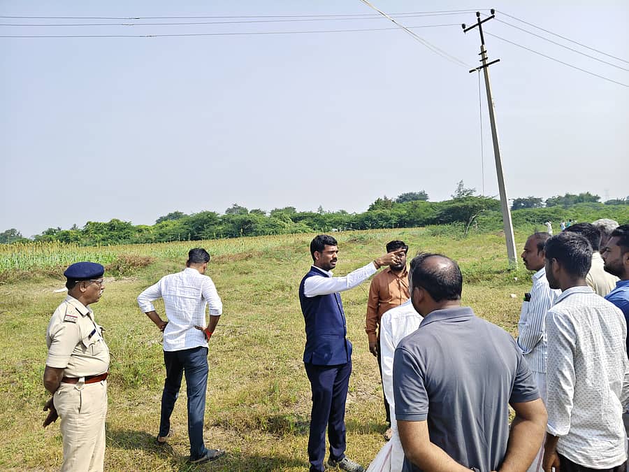 ಕವಿತಾಳ ಸಮೀಪದ ಧೋತರಬಂಡಿ ಗ್ರಾಮಕ್ಕೆ ಭಾನುವಾರ ಭೇಟಿ ನೀಡಿದ ತಹಶೀಲ್ದಾರ್ ಭೀಮರಾಯ ರಾಮ ಸಮುದ್ರ ಅವರು ಸ್ಮಶಾನ ಸಮಸ್ಯೆ ಕುರಿತು ಪರಿಶೀಲಿಸಿದರು