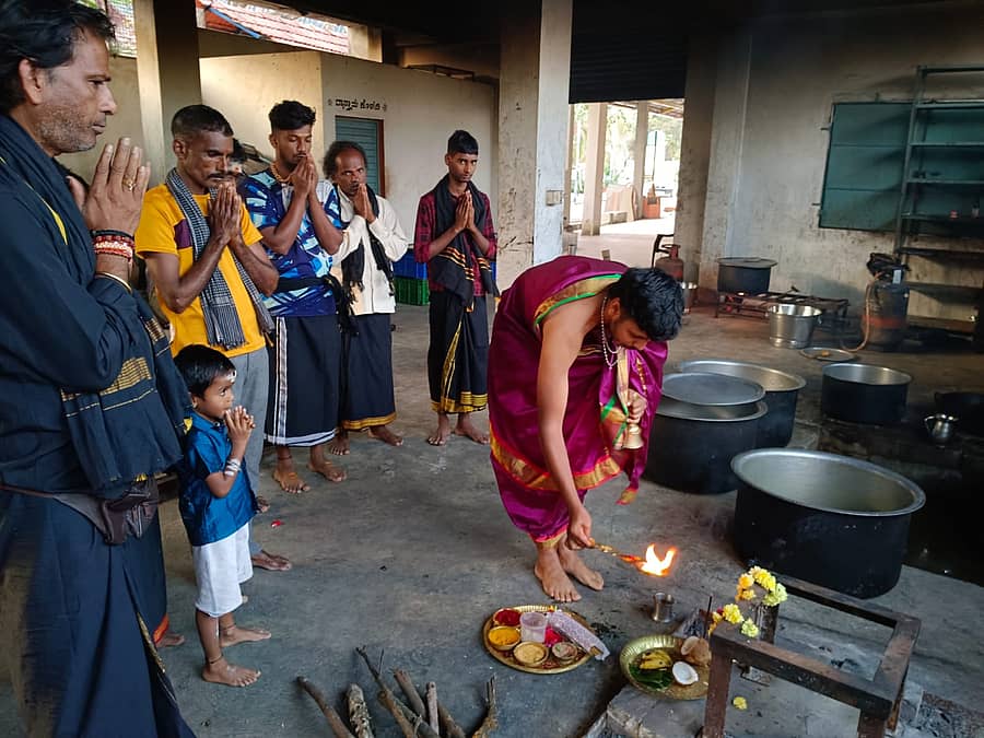 ಮೂಡಿಗೆರೆಯ ಅಯ್ಯಪ್ಪಸ್ವಾಮಿ ದೇವಾಲಯದಲ್ಲಿ ಭಾನುವಾರ ತ್ರಿಕಾಲ ದಾಸೋಹಕ್ಕಾಗಿ ಅಗ್ನಿಪೂಜೆ ನಡೆಸಲಾಯಿತು