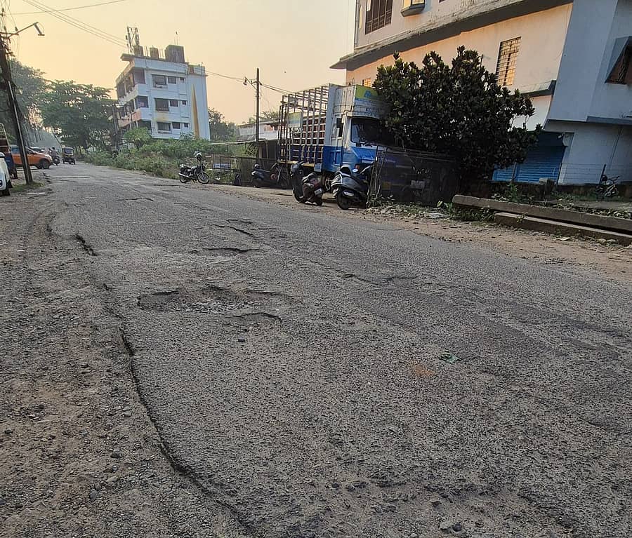 ಕಾರವಾರ–ಕೈಗಾ ರಸ್ತೆಯ ಡಾಂಬರು ಕಿತ್ತು, ಹೊಂಡ ಬಿದ್ದಿದೆ