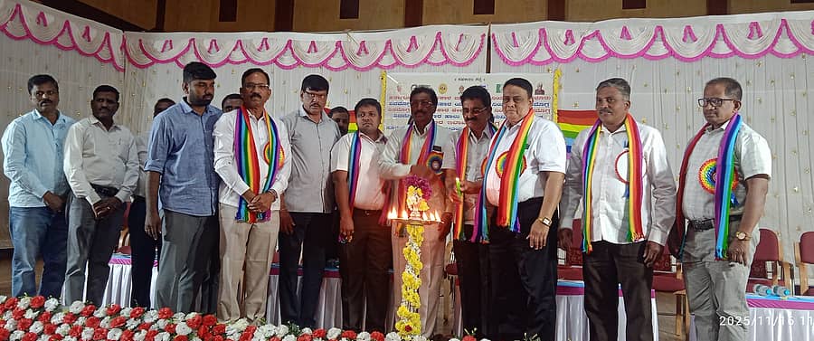 ಸೊರಬ ಪಟ್ಟಣದ ರಂಗ ಮಂದಿರದಲ್ಲಿ 72ನೇ ಅಖಿಲ ಭಾರತ ಸಹಕಾರ ಸಪ್ತಾಹ ಕಾರ್ಯಕ್ರಮವನ್ನು ಗಣ್ಯರು ಉದ್ಘಾಟಿಸಿದರು.