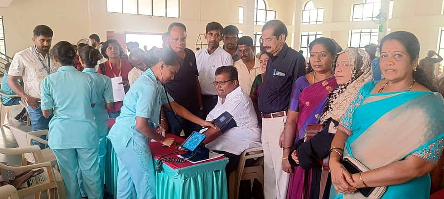 ರಾಮನಗರದಲ್ಲಿ ನಡೆದ ಆರೋಗ್ಯ ಶಿಬಿರ ಹಾಗೂ ರಕ್ತದಾನ ಶಿಬಿರಕ್ಕೆ ಚಾಲನೆ ನೀಡಿ ನಗರಸಭೆ ಅಧ್ಯಕ್ಷ ಕೆ.ಶೇಷಾದ್ರಿ ಅವರು ಸ್ವತಃ ಆರೋಗ್ಯ ತಪಾಸಣೆಗೆ ಮಾಡಿಸಿಕೊಂಡರು. ನಿವೃತ್ತ ಔಷಧ ನಿಯಂತ್ರಣಾಧಿಕಾರಿ ಶ್ರೀನಿವಾಸ್, ಇತರರು ಹಾಜರಿದ್ದರು