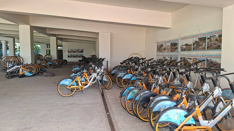 ಶಿವಮೊಗ್ಗದ ತುಂಗಾ ನದಿ ದಂಡೆಯ ಸ್ಮಾರ್ಟ್ ಸಿಟಿ ಬಯಲು ರಂಗಮಂದಿರದ ಆವರಣದಲ್ಲಿ ದೂಳು ಹಿಡಿಯುತ್ತಿರುವ ಸೈಕಲ್ಗಳು
ಪ್ರಜಾವಾಣಿ ಚಿತ್ರ