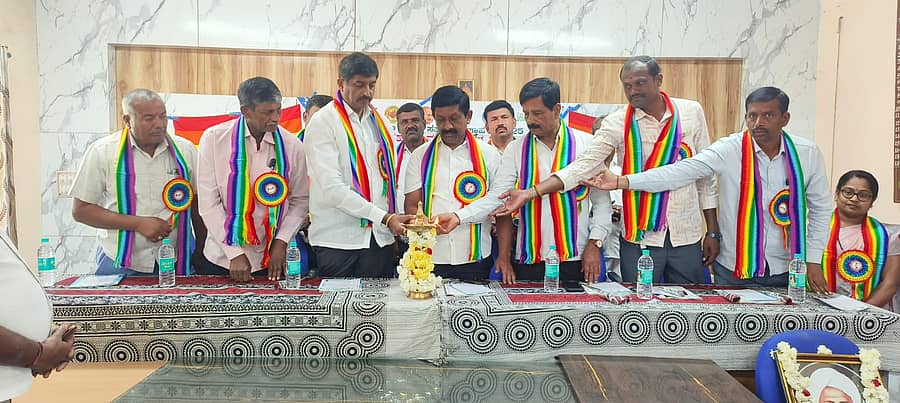 ದೇವನಹಳ್ಳಿ ತಾಲ್ಲೂಕಿನ  ವಿಶ್ವನಾಥಪುರ ಗ್ರಾಮ ಪಂಚಾಯಿತಿ ಸಭಾಂಗಣದಲ್ಲಿ ನಡೆದ  72ನೇ ಅಖಿಲ ಭಾರತ ಸಹಕಾರ ಸಪ್ತಾಹ ಕಾರ್ಯಕ್ರಮವನ್ನು ಗಣ್ಯರು ಉದ್ಘಾಟಿಸಿದರು.