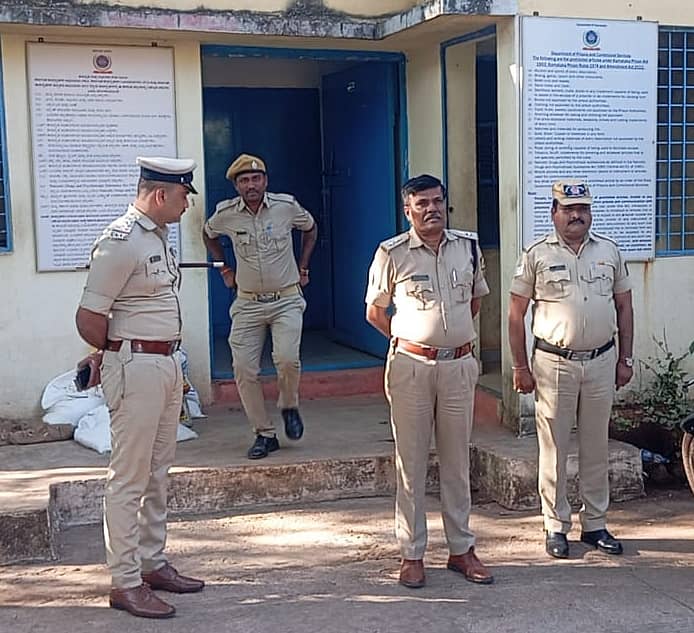 ಹುಮನಾಬಾದ್ ಪಟ್ಟಣದ ಕಾರಾಗೃಹಕ್ಕೆ ಹೆಚ್ಚುವರಿ ಪೊಲೀಸ್ ವರಿಷ್ಠಾಧಿಕಾರಿ ಚಂದ್ರಕಾಂತ ಪೂಜಾರಿ ಭೇಟಿ ನೀಡಿ ಪರಿಶೀಲನೆ ನಡೆಸಿದರು. ಸಿಪಿಐ ಸಂತೋಷ್ ಸೇರಿದಂತೆ ಇತರರು ಇದ್ದರು.