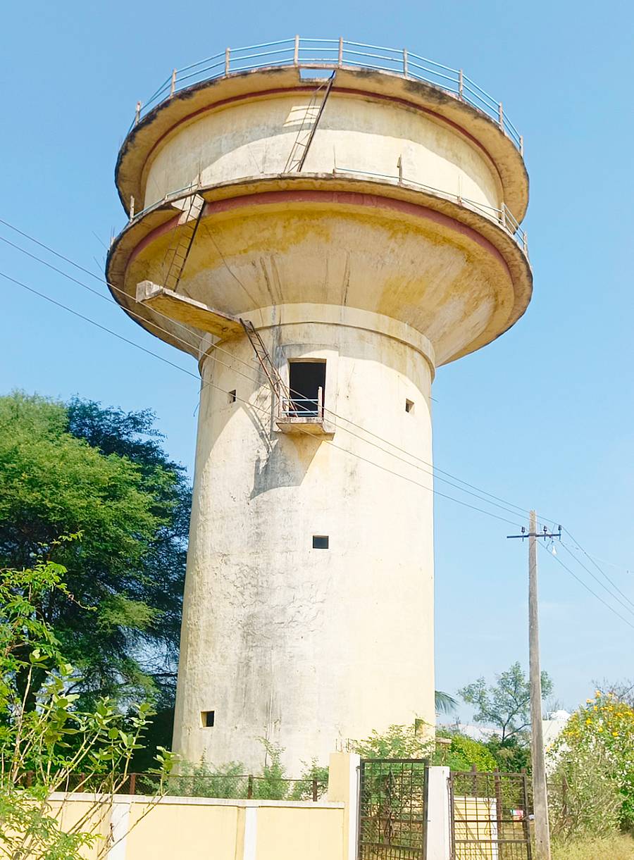 ನರೇಗಲ್ ಪಟ್ಟಣದ ಸಾಯಿಬಾಬಾ ದೇವಸ್ಥಾನದ ಎದುರಲ್ಲಿ ನಿರ್ಮಿಸಲಾಗಿರುವ ಕುಡಿಯುವ ನೀರಿನ ಟ್ಯಾಂಕ್ ಬಳಕೆಯಾಗದೆ ಪಾಳು ಬಿದ್ದಿರುವುದು