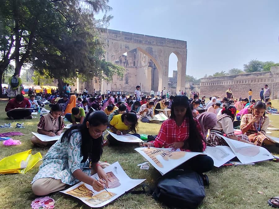 ವಿಜಯಪುರದಲ್ಲಿ ವೃಕ್ಷೋಥಾನ್ ಪ್ರಯುಕ್ತ ಏರ್ಪಡಿಸಿದ್ದ ಚಿತ್ರಕಲಾ ಸ್ಪರ್ಧೆಯಲ್ಲಿ ವಿದ್ಯಾರ್ಥಿಗಳು ಉತ್ಸಾಹದಿಂದ ಪಾಲ್ಗೊಂಡು ಚಿತ್ರ ಬಿಡಿಸಿದರು