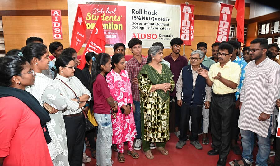 <div class="paragraphs"><p>ಎಐಡಿಎಸ್ಒ ಸಮಾವೇಶದ ನಂತರ ಡಾ.ಮಧುಸೂದನ ಕರಿಗನೂರು ಅವರು ವಿದ್ಯಾರ್ಥಿಗಳೊಂದಿಗೆ ಚರ್ಚಿಸಿದರು. ಎಐಡಿಎಸ್ಒನ ಡಾ.ಸುಧಾ ಕಾಮತ್, ಮೃದುಲ್ ಸರ್ಕಾರ್, ಸುಭಾಷ್ ಬೆಟ್ಟದಕೊಪ್ಪ ಉಪಸ್ಥಿತರಿದ್ದರು </p></div>