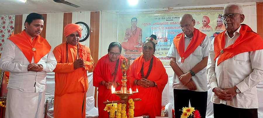 ಶಿವಮೊಗ್ಗದ ಬಸವ ಮಂಟಪದಲ್ಲಿ ನಡೆದ ವಿಶ್ವ ಧರ್ಮ ಪ್ರವಚನವನ್ನು ಕೂಡಲಸಂಗಮ ಬಸವಧರ್ಮ ಪೀಠದ ಮಾತೆ ಗಂಗಾದೇವಿ ಉದ್ಘಾಟಿಸಿದರು