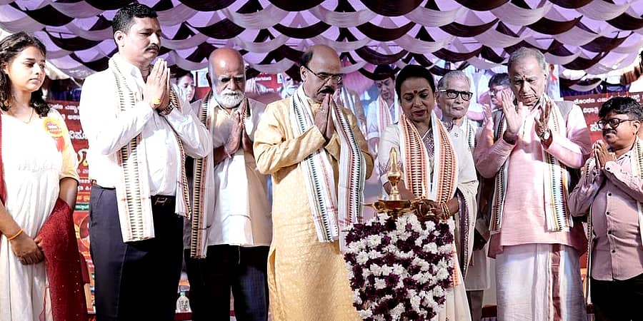 ಕುಮಟಾದ ಸರಸ್ವತಿ ಪದವಿ ಪೂರ್ವ ಕಾಲೇಜಿನಲ್ಲಿ ವಿಧಾತ್ರಿ ಅಕಾಡೆಮಿ ಹಾಗೂ ಕೊಂಕಣ ಎಜುಕೇಶನ್ ಟ್ರಸ್ಟ್ ವತಿಯಿಂದ ಹಮ್ಮಿಕೊಂಡಿದ್ದ ‘ಕಲಾಂಜಲಿ’ ಕಾರ್ಯಕ್ರಮವನ್ನು ವಿಧಾನ ಪರಿಷತ್ ಸದಸ್ಯೆ ಉಮಾಶ್ರೀ ಉದ್ಘಾಟಿಸಿದರು