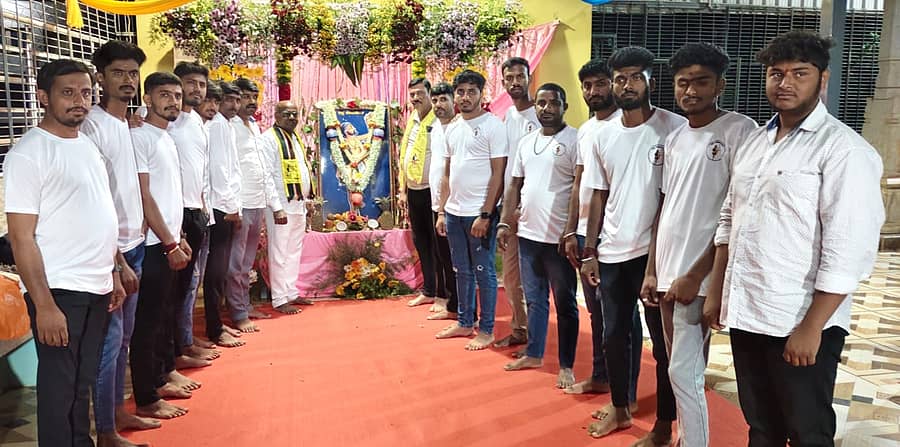 ಹೊಸಕೋಟೆ ತಾಲ್ಲೂಕಿನ ಎಂ ಸತ್ಯವಾರ ಗ್ರಾಮದಲ್ಲಿ ಕನಕದಾಸ ಯುವಕರ ಮಂಡಳಿಯಿಂದ ಕನಕದಾಸ ಜಯಂತಿ ನಡೆಯಿತು