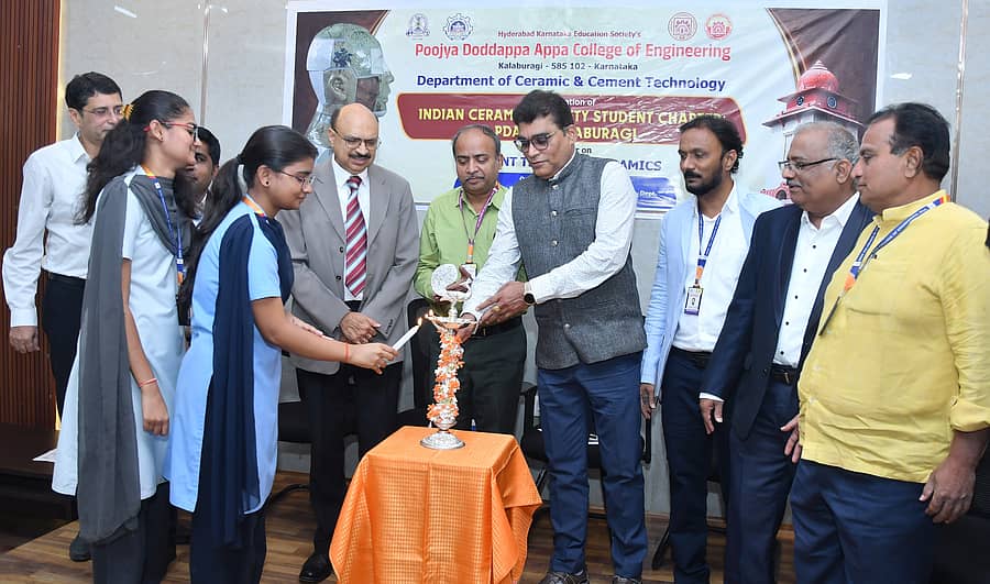 ಕಲಬುರಗಿಯ ಪಿಡಿಎ ಎಂಜಿನಿಯರಿಂಗ್ ಕಾಲೇಜಿನಲ್ಲಿ ಇಂಡಿಯನ್ ಸಿರಾಮಿಕ್ ಸೊಸೈಟಿಯ ಸ್ಟೂಡೆಂಟ್ ಚಾಪ್ಟರ್ನ ಉದ್ಘಾಟನೆ ನೆರವೇರಿತು. ಸಿ.ಡಿ. ಮಧುಸೂದನ್, ಶಾಮರಾವ್, ಹರ್ಷ ಜೋಶಿ, ವೀರೇಶ ಮಲ್ಲಾಪುರ, ಬಾಬುರಾವ ಶೇರಿಕಾರ ಇತರರು ಭಾಗವಹಿಸಿದ್ದರು