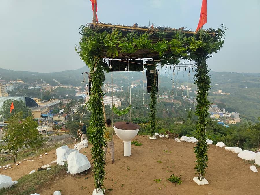 ಕಡೆಯ ಕಾರ್ತಿಕ ಸೋಮವಾರದ ಅಂಗವಾಗಿ ಮಹಾಜ್ಯೋತಿ ಬೆಳಗಲಿರುವ ಮಲೆ ಮಾದೇಶ್ವರ ಬೆಟ್ಟದಲ್ಲಿರುವ ದೀಪದಗಿರಿ ಒಡ್ಡುವನ್ನು ಅಲಂಕರಿಸಿರುವುದು