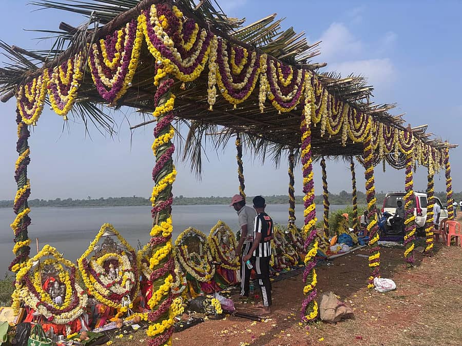 ಹೊಸದುರ್ಗದ ಬಲ್ಲಾಳಸಮುದ್ರ ಕೆರೆಯಲ್ಲಿ ಆಯೋಜಿಸಿದ್ದ ತೆಪ್ಪೋತ್ಸವ ಕಾರ್ಯಕ್ರಮಕ್ಕೆ ಆಗಮಿಸಿದ್ದ ದೇವರುಗಳು
