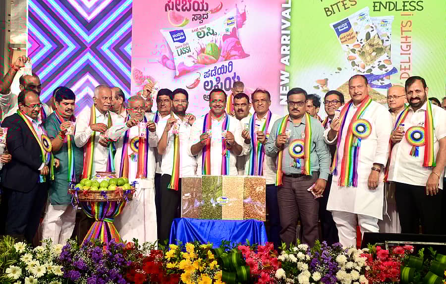 ಕಾರ್ಯಕ್ರಮದಲ್ಲಿ ದಕ್ಷಿಣ ಕನ್ನಡ ಜಿಲ್ಲಾ ಹಾಲು ಒಕ್ಕೂಟದ ಹೊಸ ಉತ್ಪನ್ನಗಳನ್ನು ಗಣ್ಯರು ಭಾನುವಾರ ಬಿಡುಗಡೆಗೊಳಿಸಿದರು. ವೇದವ್ಯಾಸ ಕಾಮತ್, ರವಿರಾಜ ಹೆಗ್ಡೆ, ಜಿ.ಟಿ.ದೇವೇಗೌಡ, ಎಂ.ಎನ್.ರಾಜೇಂದ್ರ ಕುಮಾರ್, ಯು.ಟಿ.ಖಾದರ್, ಮಂಜುನಾಥ ಭಂಡಾರಿ, ಐವನ್ ಡಿಸೋಜ, ಐಕಳ ಬಾವ ದೇವಿಪ್ರಸಾದ್ ಶೆಟ್ಟಿ ಮೊದಲಾದವರು ಭಾಗವಹಿಸಿದ್ದರು: ಪ್ರಜಾವಾಣಿ ಚಿತ್ರ