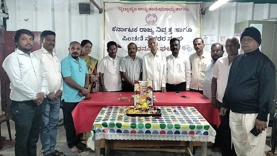 ಸಿಂಧನೂರಿನ ನಿವೃತ್ತ ನೌಕರರ ಭವನದಲ್ಲಿ ಸಾಲುಮರದ ತಿಮ್ಮಕ್ಕನವರಿಗೆ ನುಡಿನಮನ ಸಲ್ಲಿಸಲಾಯಿತು