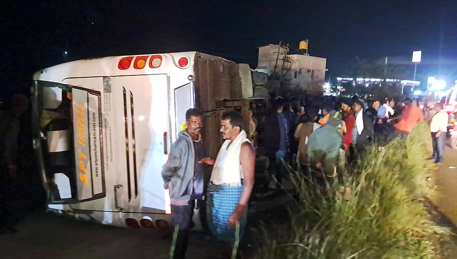 ಹಿರೀಸಾವೆಯಲ್ಲಿ ಭಾನುವಾರ ಸಂಜೆ ಕಾರು ಖಾಸಗಿ ಬಸ್ ಮತ್ತು ಸ್ಕೂಟರ್ ನಡುವೆ ಅಪಘಾತ ನಡೆದು ರಸ್ತೆ ಪಕ್ಕಕ್ಕ ಬಸ್ ಉರುಳಿ ಬಿದ್ದಿದೆ.