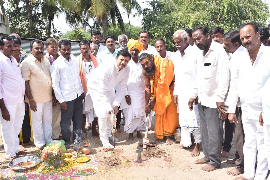 ಸುರಪುರ ತಾಲ್ಲೂಕಿನ ದೇವಪುರ ಗ್ರಾಮದಲ್ಲಿ ಭಾನುವಾರ ಶಾಸಕ ರಾಜಾ ವೇಣುಗೋಪಾಲನಾಯಕ ವಿವಿಧ ಕಾಮಗಾರಿಗಳಿಗೆ ಪೂಜೆ ಸಲ್ಲಿಸಿದರು