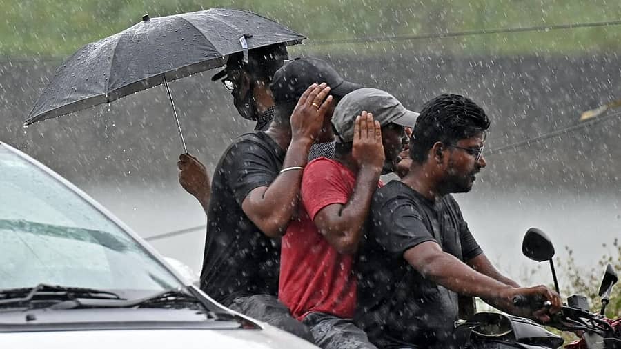 <div class="paragraphs"><p>ತಮಿಳುನಾಡಿನಾದ್ಯಂತ ಮುಂದಿನ 4 ದಿನ ಭಾರಿ ಮಳೆ ಸಾಧ್ಯತೆ</p></div>