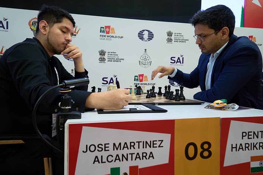 ಹೊಸೆ ಎಡ್ವರ್ಡೊ ಮಾರ್ಟಿನೆಝ್ ಅಲ್ಕಂತಾರ– ಪೆಂಟಾಲ ಹರಿಕೃಷ್ಣ ಮುಖಾಮುಖಿ...
ಫಿಡೆ ವೆಬ್ಸೈಟ್ ಚಿತ್ರ