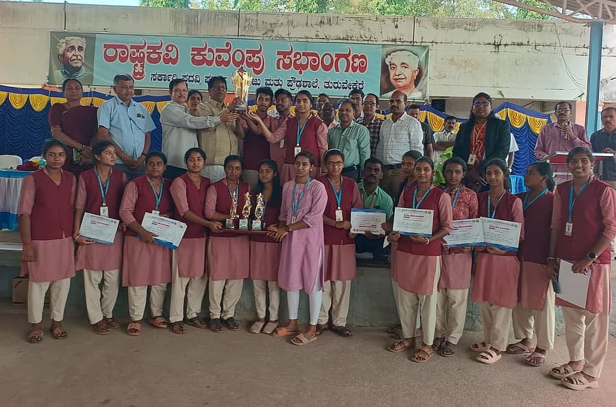 ತುರುವೇಕೆರೆ ತಾಲ್ಲೂಕು ಆಡಳಿತದಿಂದ ನಡೆದ ಮಕ್ಕಳ ದಿನಾಚಣೆಯಲ್ಲಿ ಶಾಸಕ ಎಂ.ಟಿ.ಕೃಷ್ಣಪ್ಪ ಕ್ರೀಡಾ ಕ್ಷೇತ್ರದಲ್ಲಿ ಉತ್ತಮ ಸಾಧನೆ ತೋರಿದ ಮಕ್ಕಳನ್ನು ಸತ್ಕರಿಸಿದರು