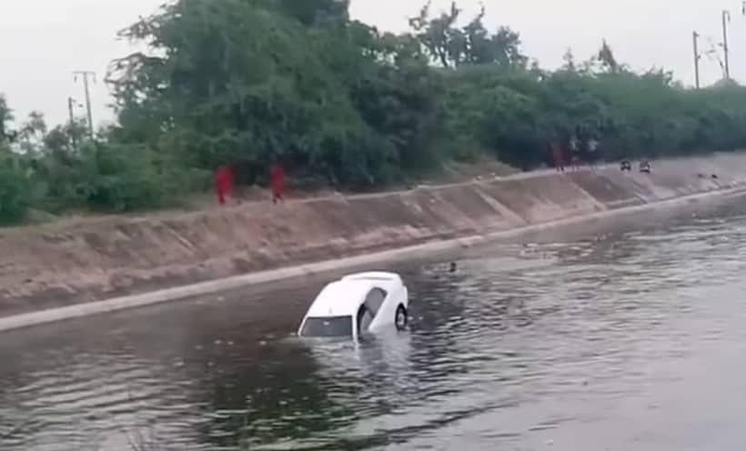 ಬಳ್ಳಾರಿ ಹೊರವಲಯದ ಅಲ್ಲಿಪುರ ಬಳಿ ಕಾಲುವೆಯಲ್ಲಿ ಕಾರು ಕೊಚ್ಚಿಕೊಂಡು ಹೋಗುತ್ತಿರುವುದು